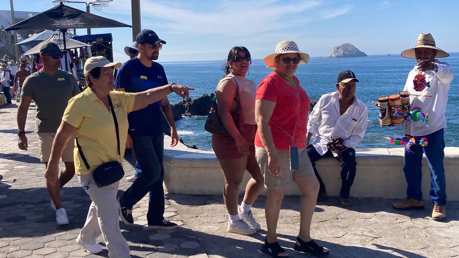 $!Pasajeros del crucero número 100 recorren lugares emblemáticos de Mazatlán