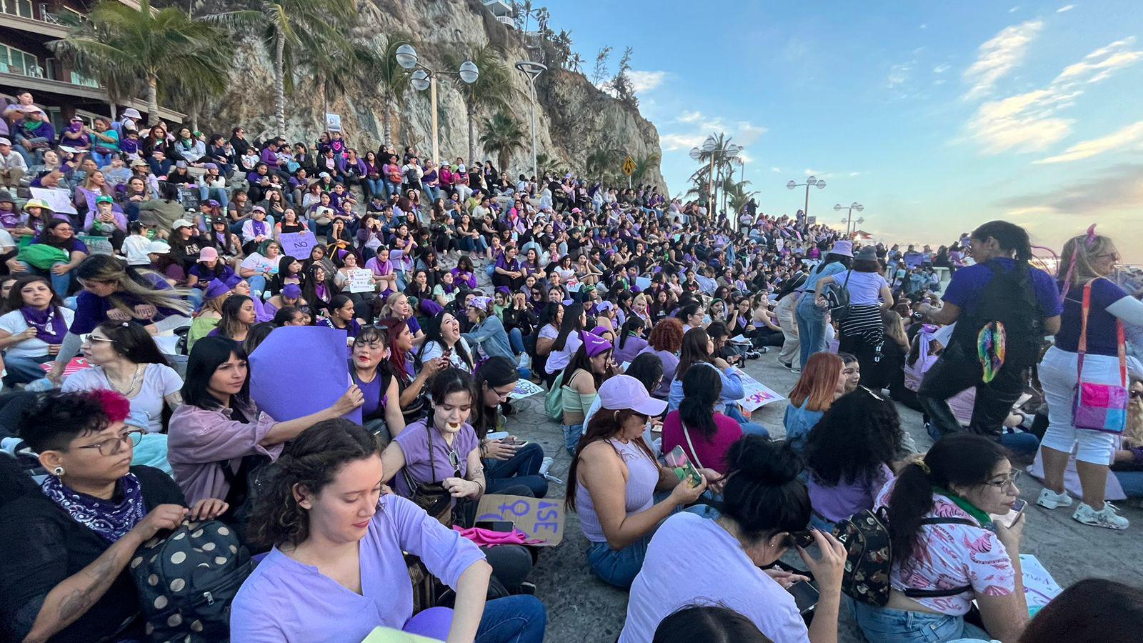 $!Mujeres en Mazatlán ‘encienden el fuego de sus voces’ en la Marcha del 8M