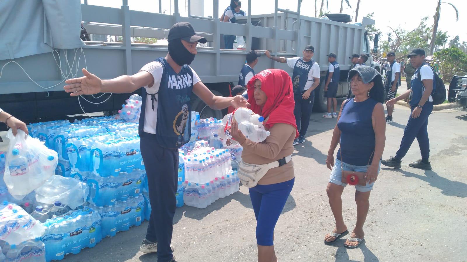 $!Desembarcan Buques Logísticos ARM ayuda humanitaria y combustible en Acapulco, Guerrero