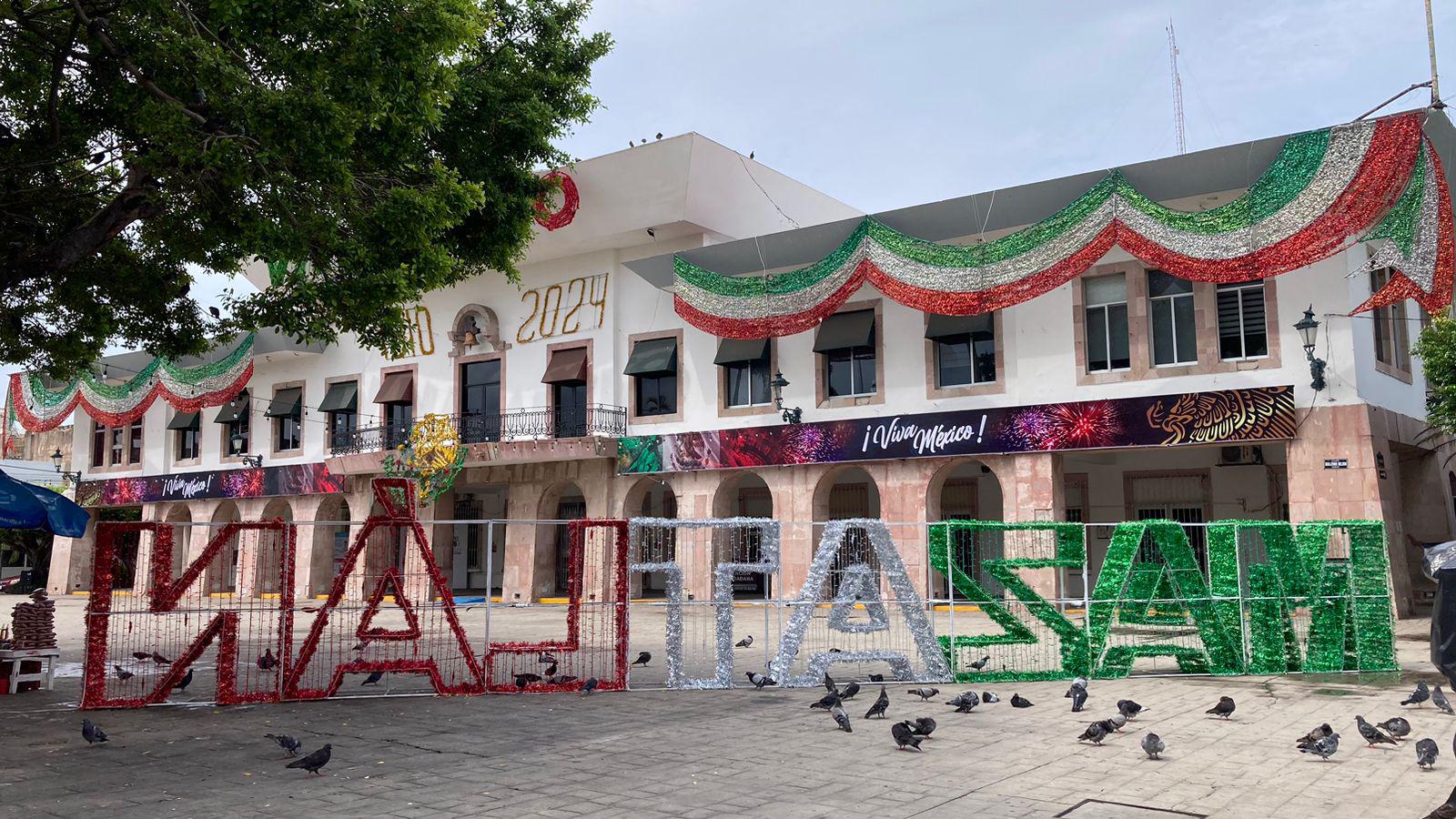 $!Centro de Mazatlán comienza a teñirse de colores patrios con la llegada de septiembre