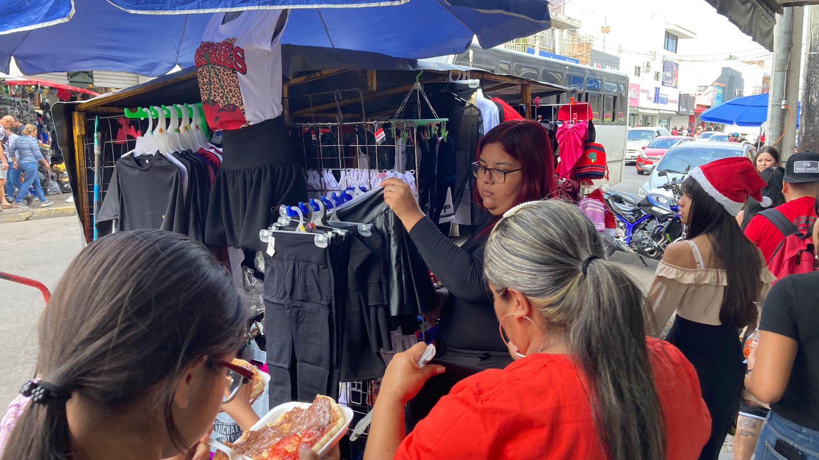 $!Dulces, piñatas, juguetes y suéteres, lo más buscando por los mazatlecos durante la Navidad