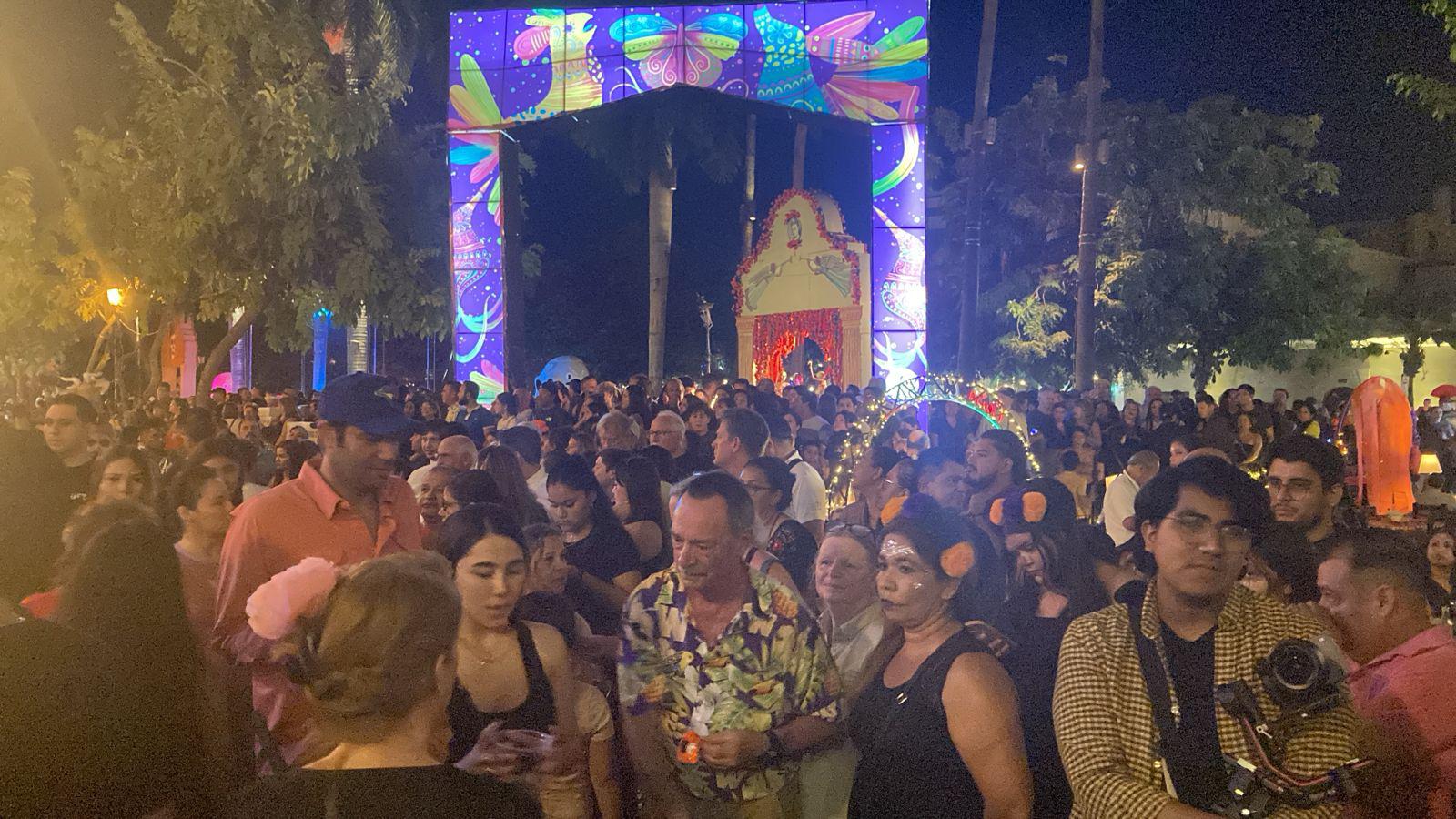 $!Vive el Centro Histórico de Mazatlán la tradicional Callejoneada del Día de Muertos