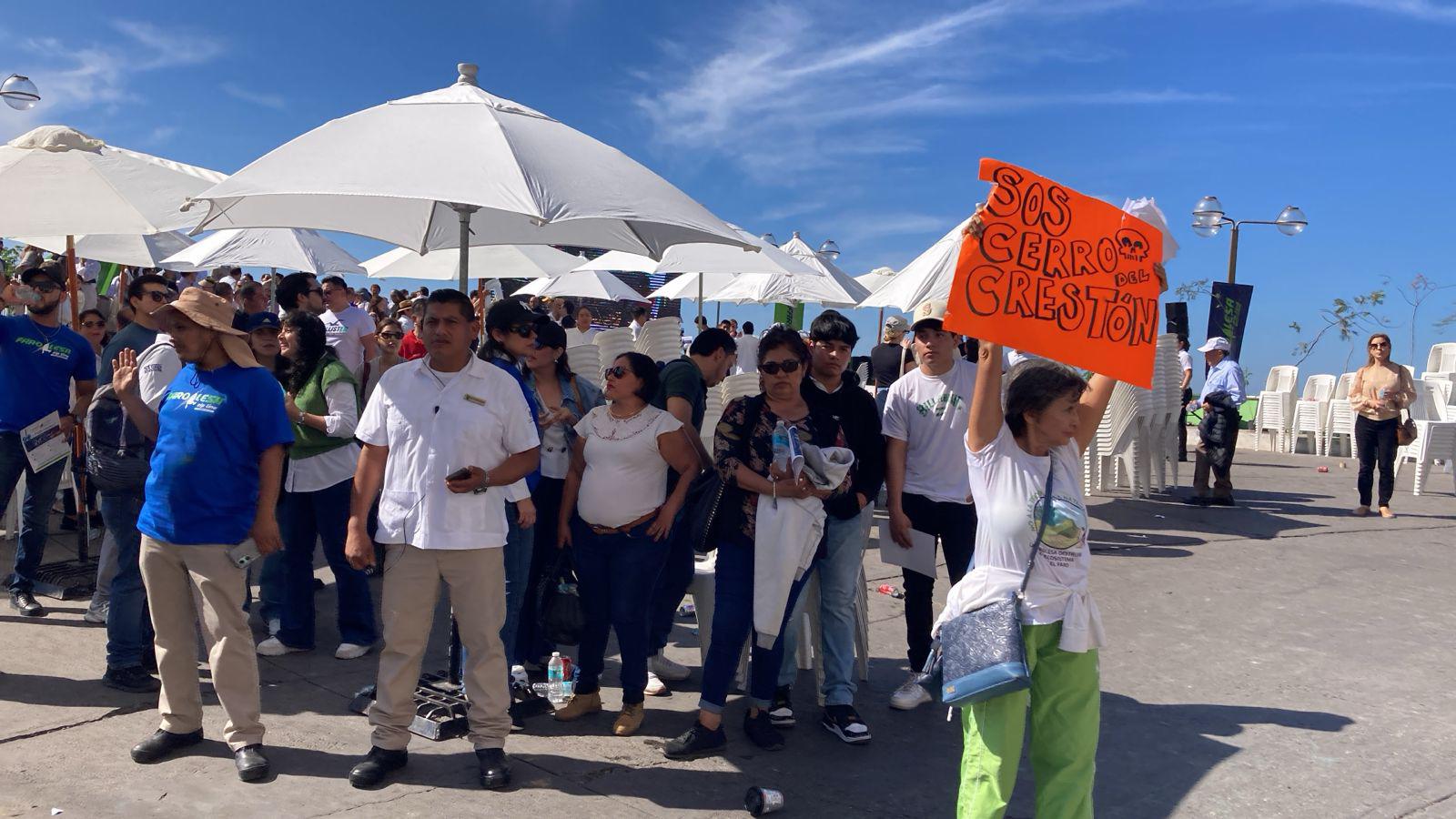 $!Colectivo en Defensa del Faro se manifiesta en celebración de apertura de la Tirolesa