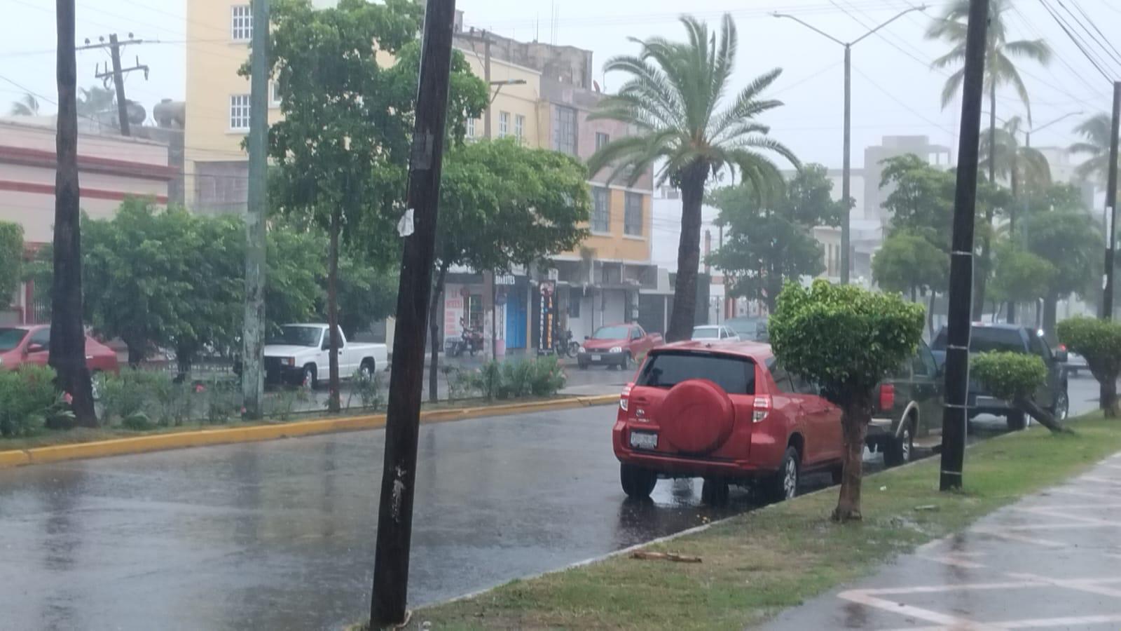 $!Arrecia lluvia vespertina en Mazatlán en el paso de ‘Ileana’