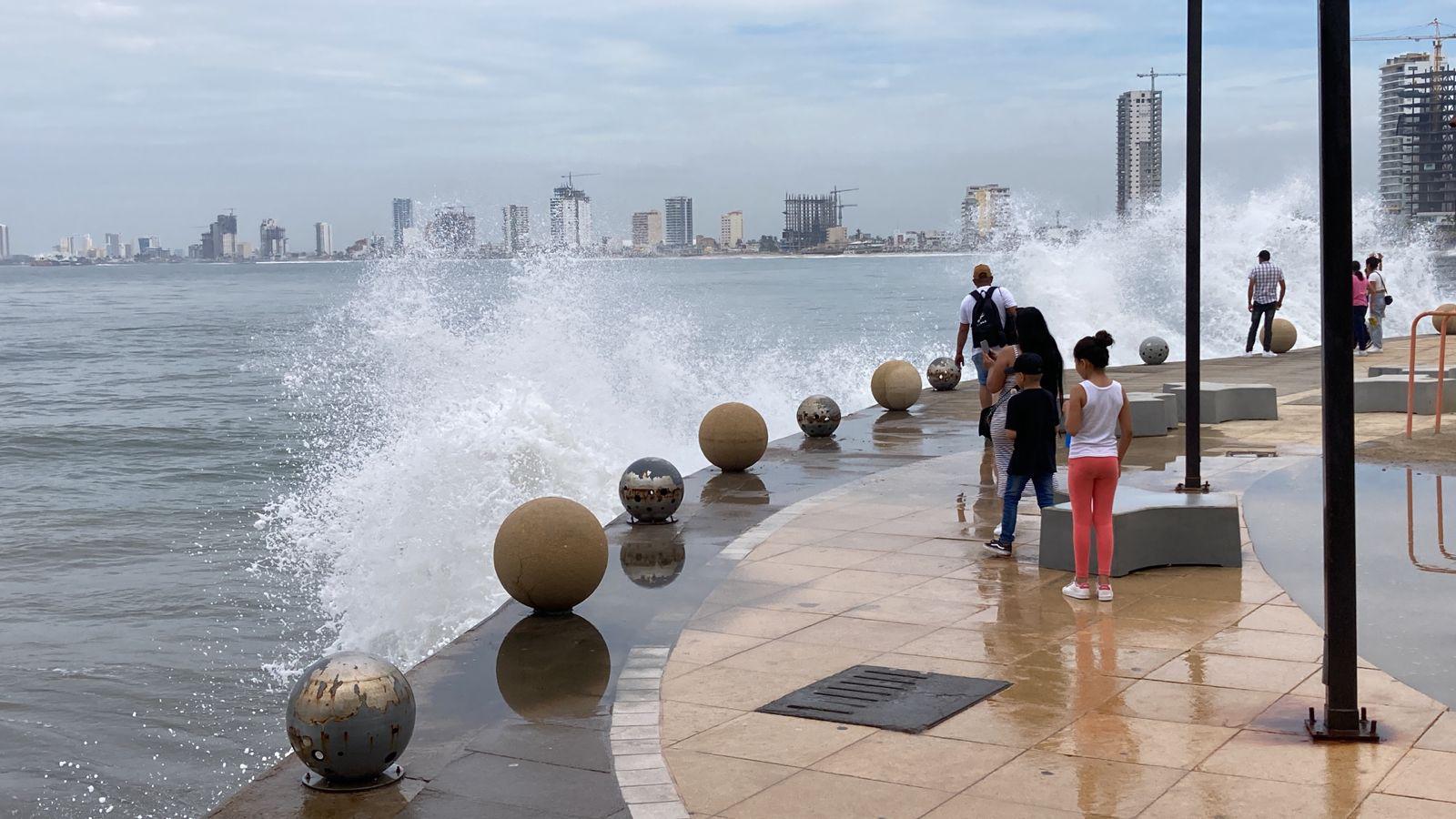 $!Policía Acuática restringe algunas zonas de playa por oleaje elevado; llaman a evitar meterse al mar