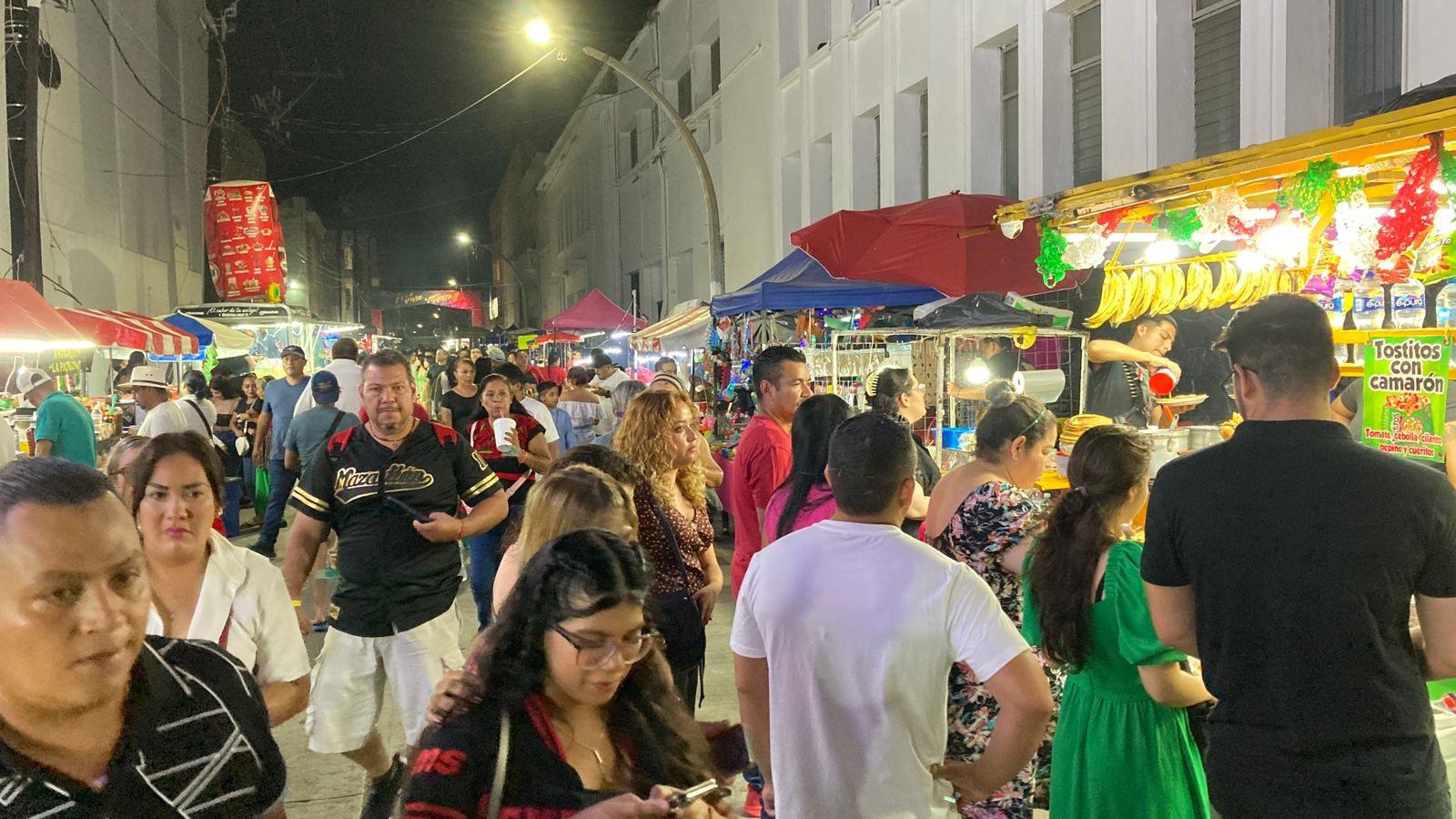 $!Miles de personas disfrutan de un gran ambiente en los festejos Patrios de Mazatlán