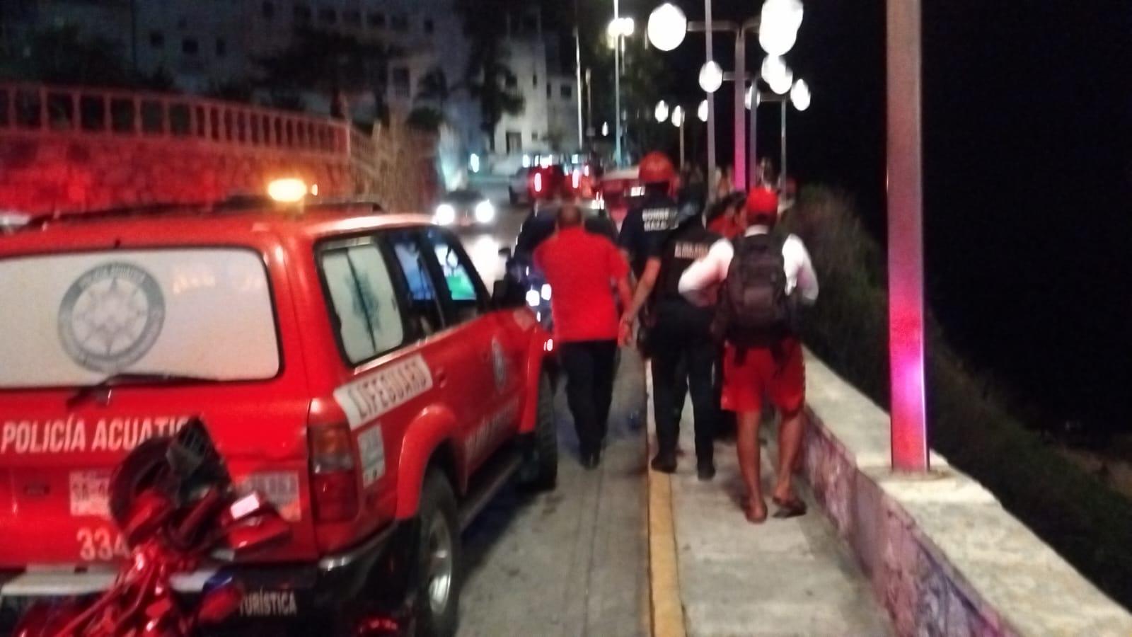 $!Rescatan con vida a turista de la CDMX que cayó al área rocosa del Paseo Olas Altas