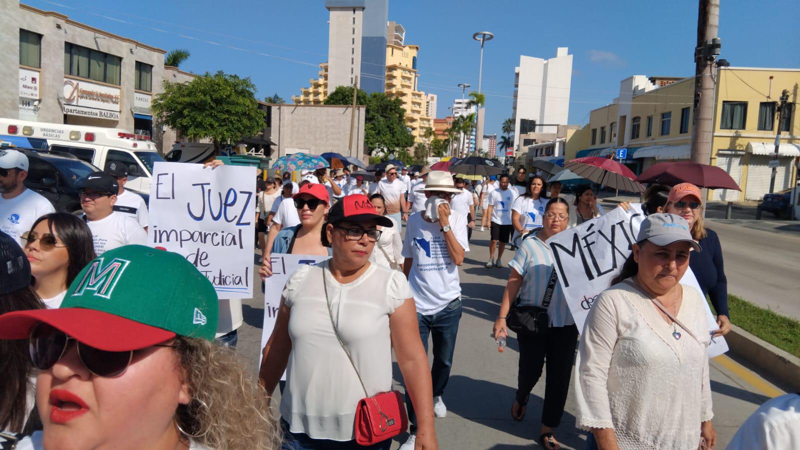 $!Marchan trabajadores del Poder Judicial de la Federación por la libertad y la justicia