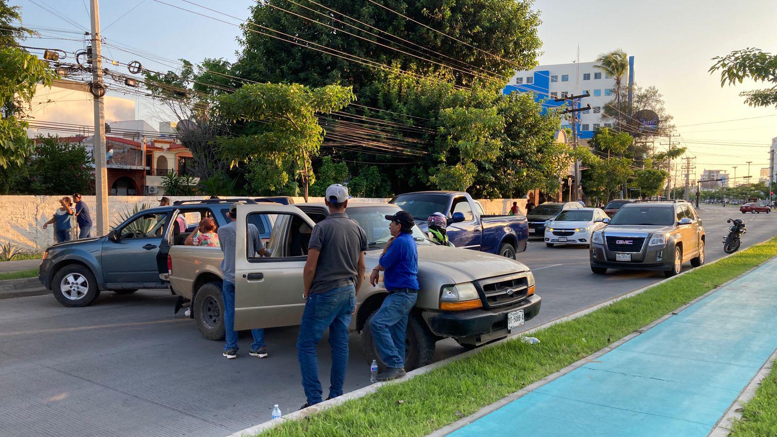 $!Tras ‘ahorcar’ 10 horas la vialidad en la Rafael Buelna, desplazados levantan el bloqueo, en Mazatlán