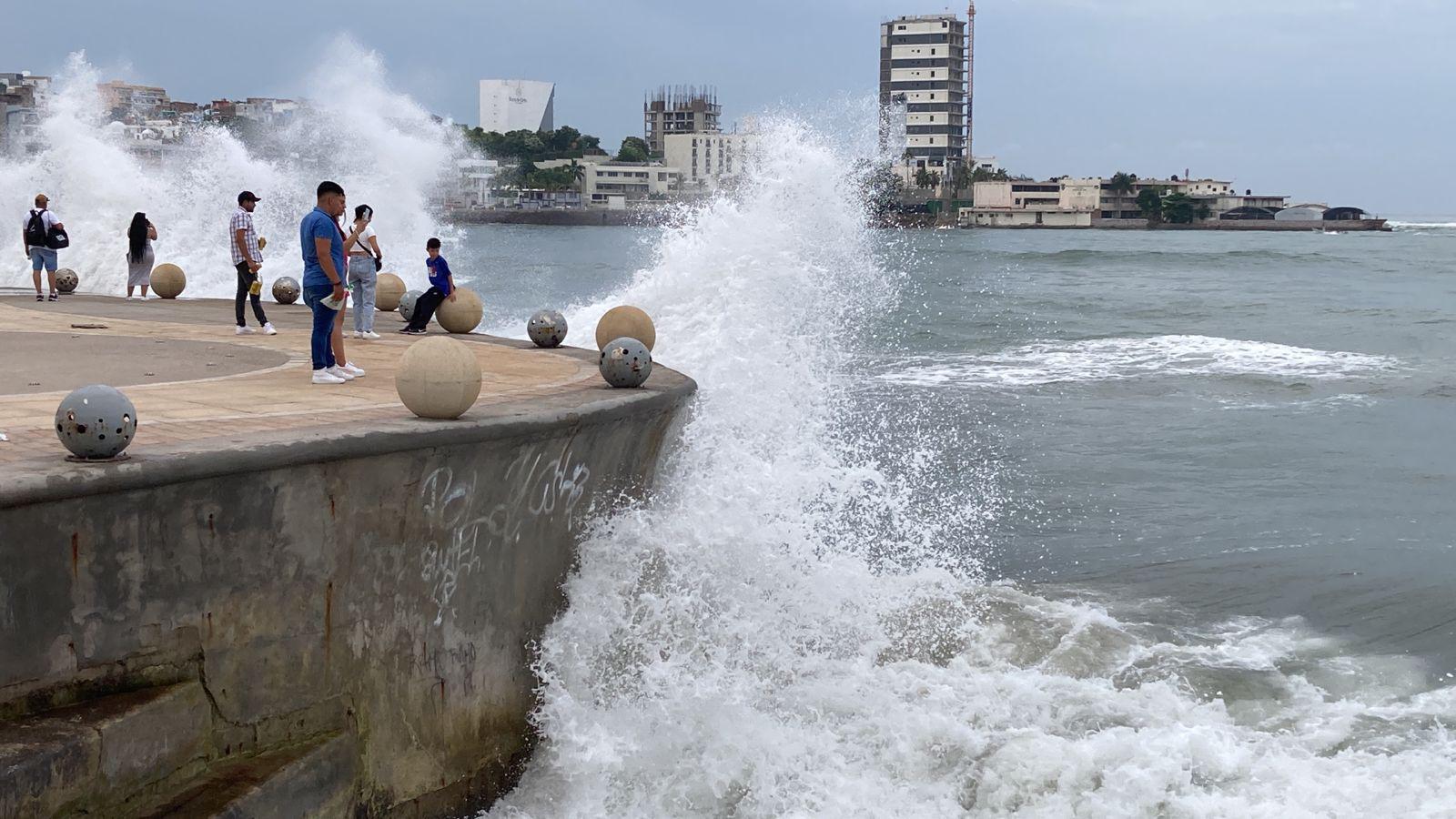 $!Policía Acuática restringe algunas zonas de playa por oleaje elevado; llaman a evitar meterse al mar