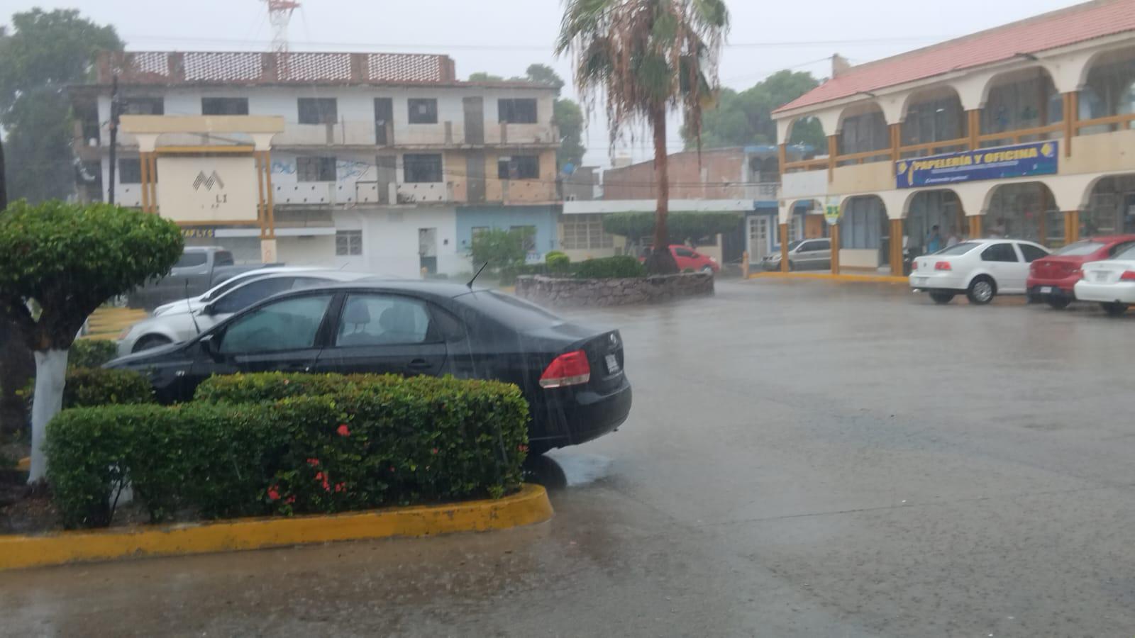 $!Arrecia lluvia vespertina en Mazatlán en el paso de ‘Ileana’