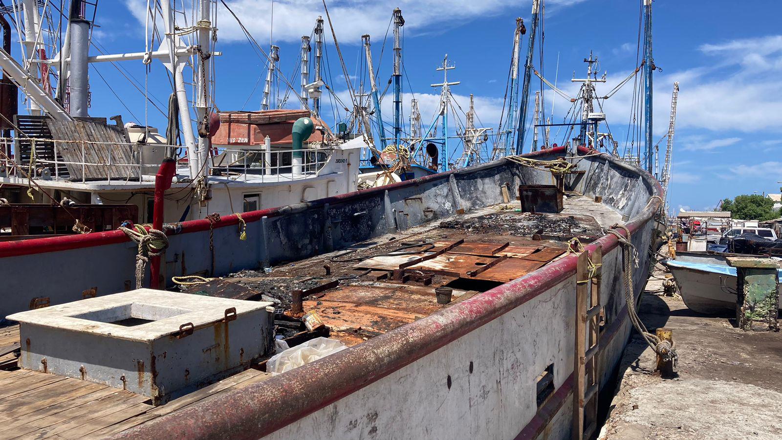 $!Barcos ‘chatarra’ siguen ocupando espacio en los muelles; no hay plan de retiro