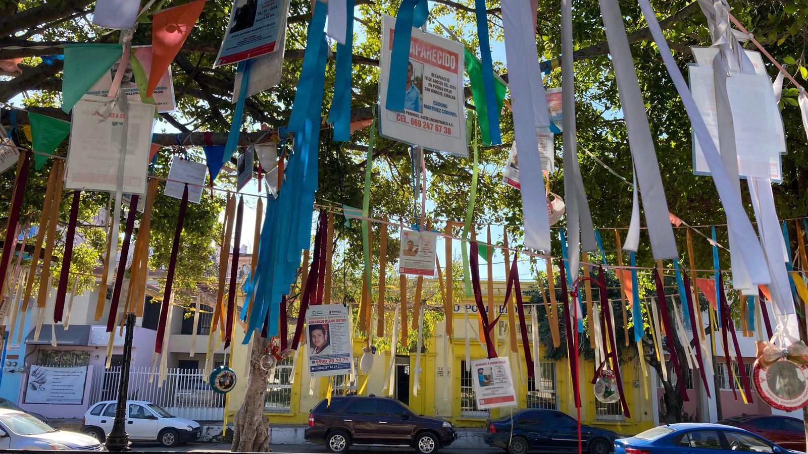 $!Cuelgan en el Árbol de la Vida en Mazatlán fotografías de personas desaparecidas