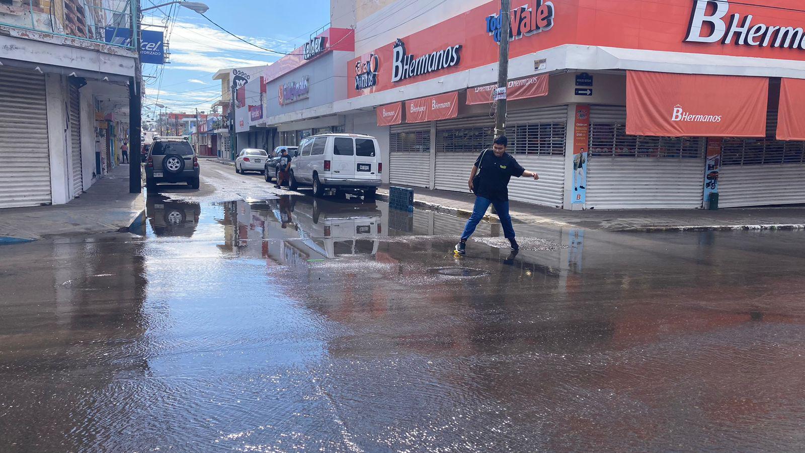 $!En pleno Centro de Mazatlán se desperdician miles de litros de agua potable por una fuga