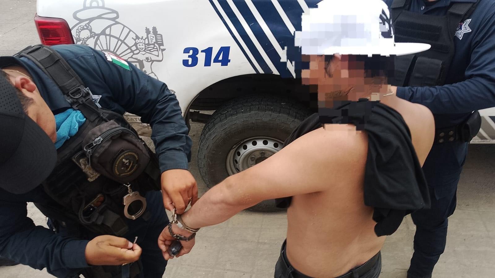 $!Rescatan Salvavidas de Mazatlán a personas del mar durante operativo este domingo