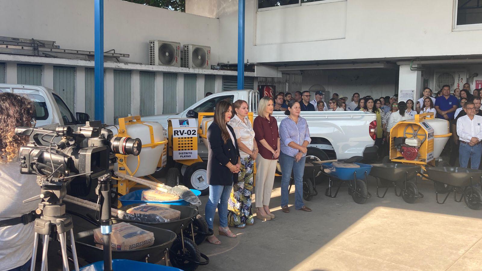 $!Ponen en marcha programa Maz Bachetón y entregan dos camionetas y equipo a la Jumapam