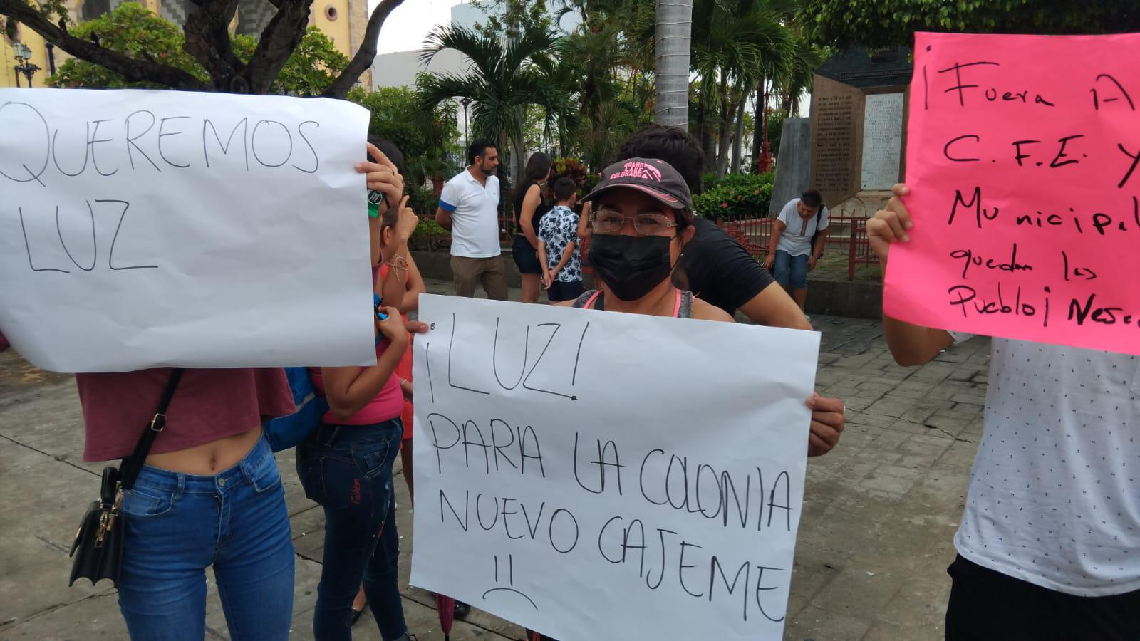 $!Reclaman vecinos de invasión en Mazatlán que les reinstalen servicio de electricidad