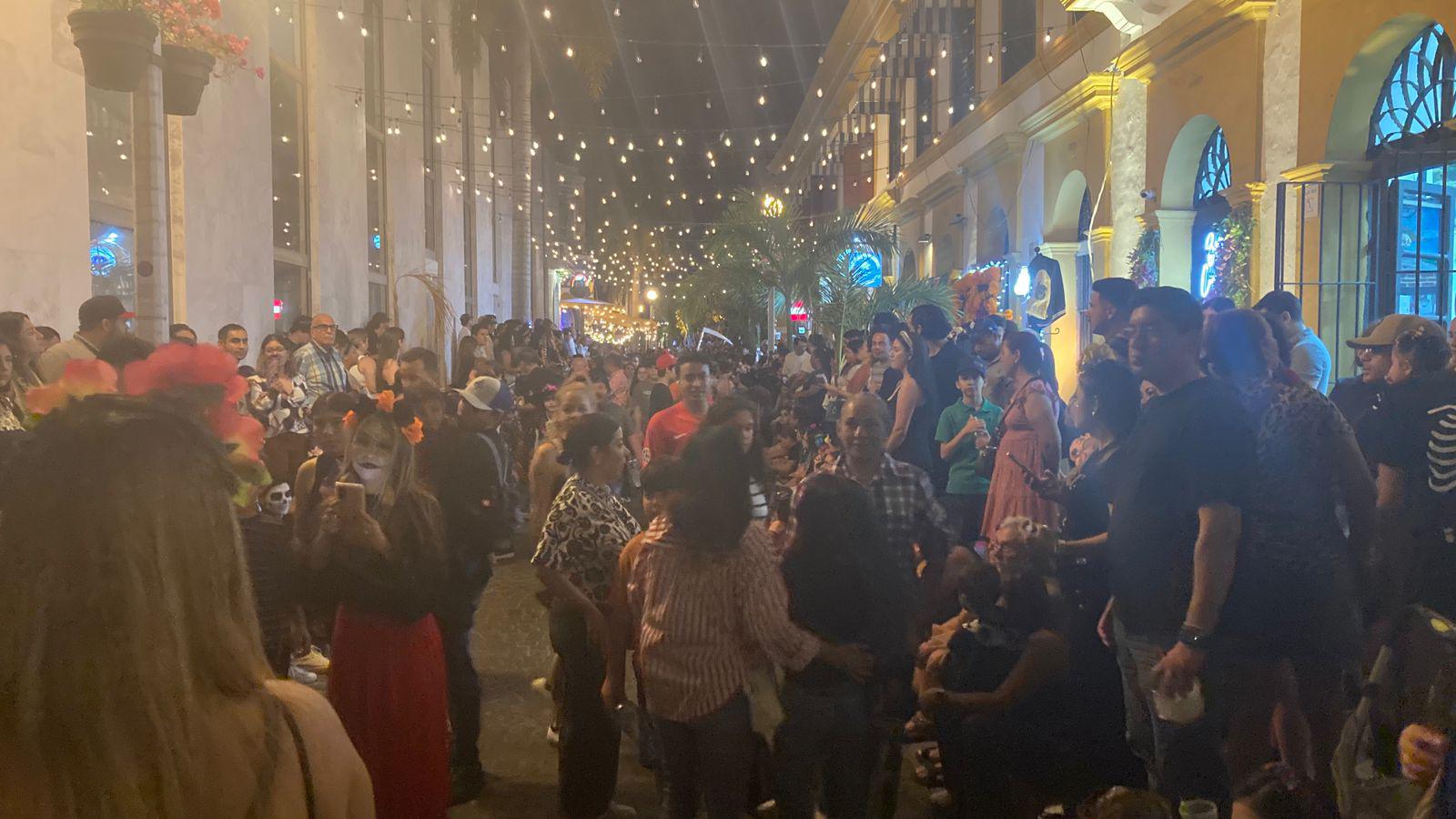 $!Vive el Centro Histórico de Mazatlán la tradicional Callejoneada del Día de Muertos