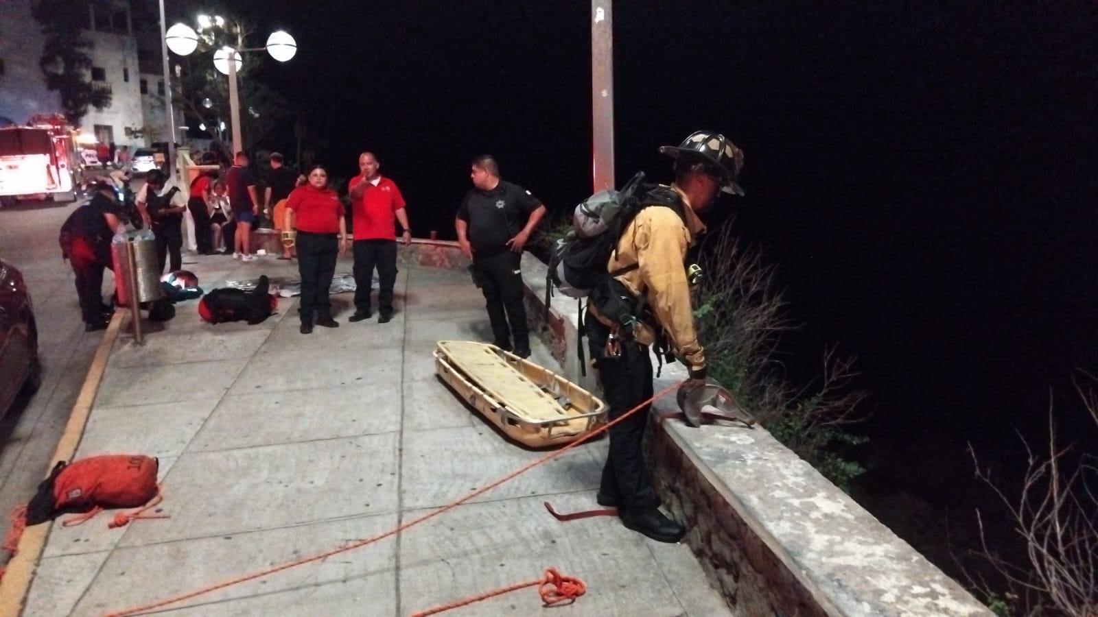 $!Rescatan con vida a turista de la CDMX que cayó al área rocosa del Paseo Olas Altas