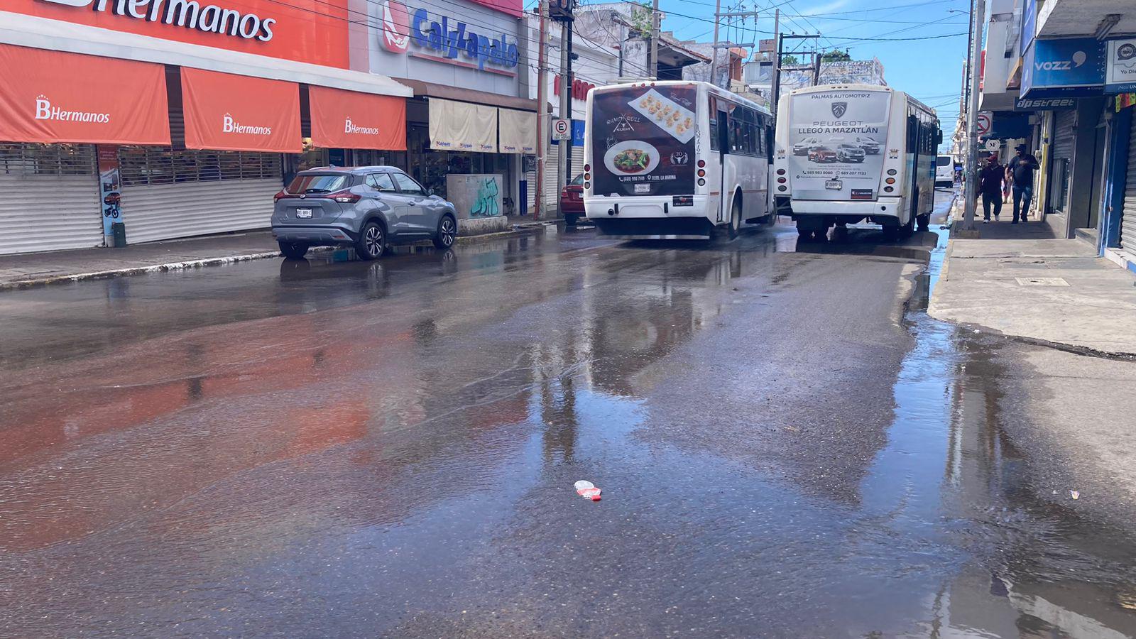 $!En pleno Centro de Mazatlán se desperdician miles de litros de agua potable por una fuga