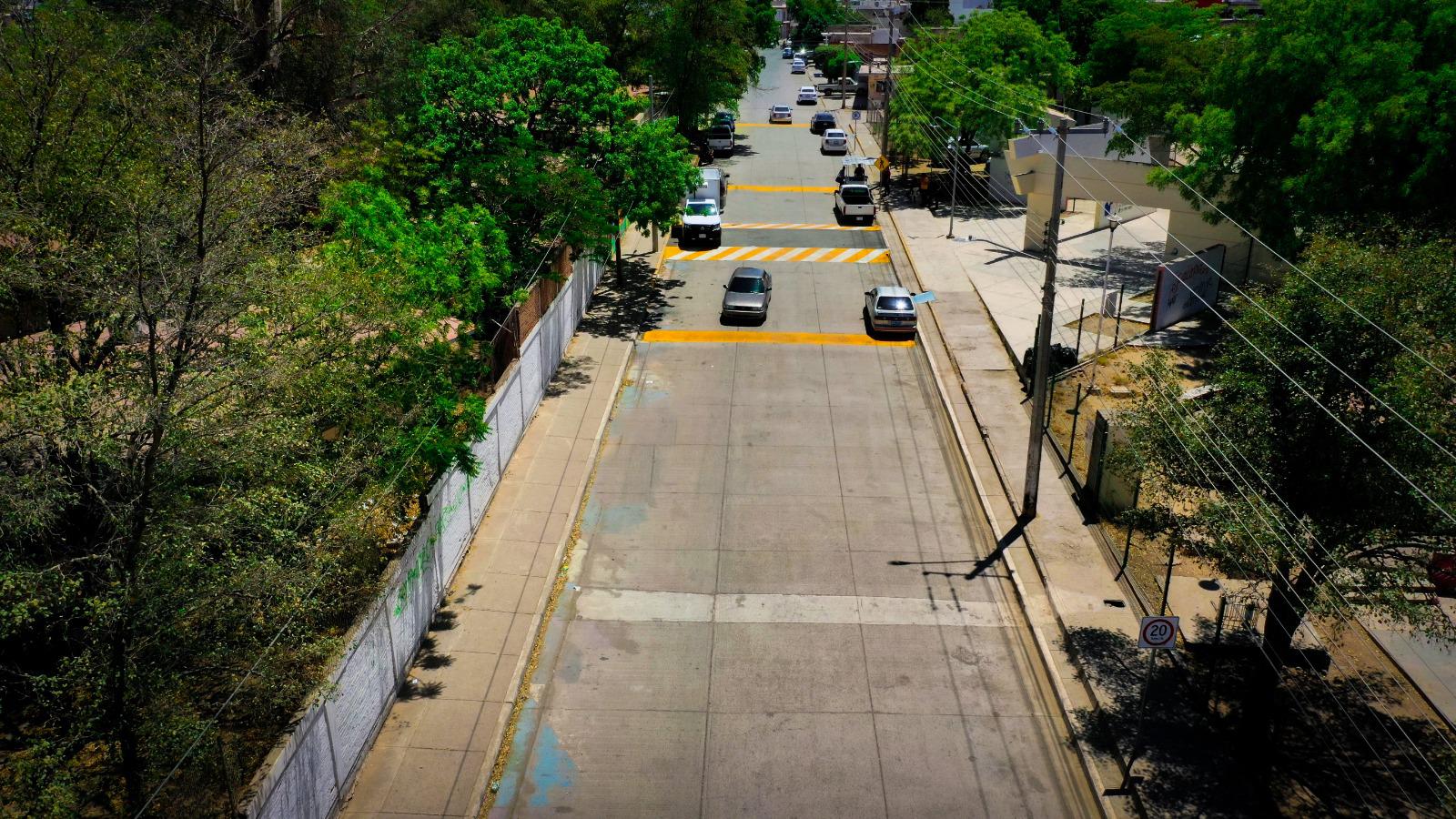 $!¡A reducir la velocidad! Pintan cruces peatonales frente a escuelas