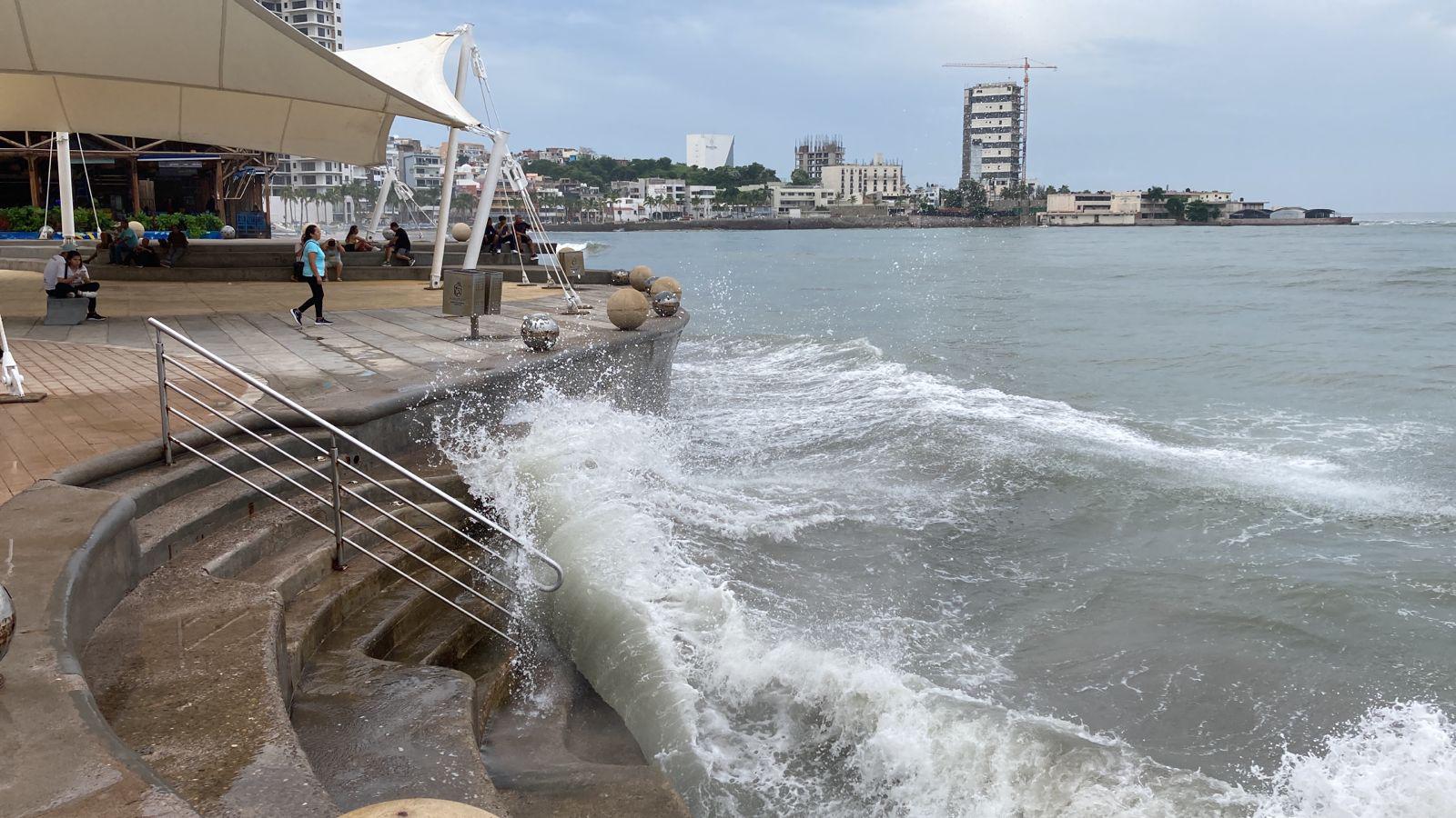 $!Policía Acuática restringe algunas zonas de playa por oleaje elevado; llaman a evitar meterse al mar