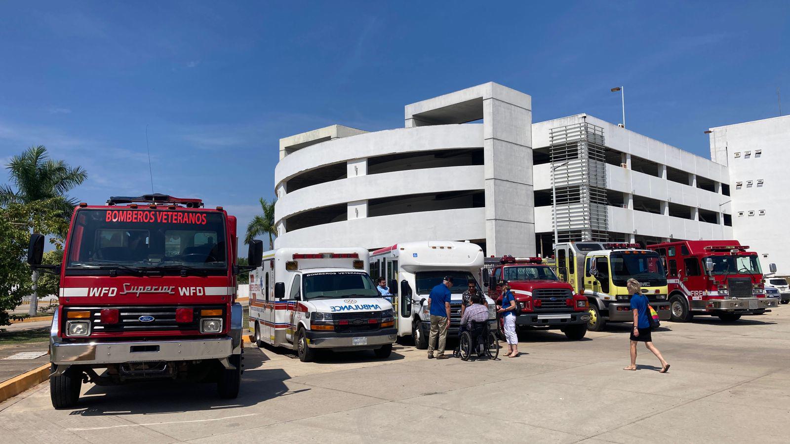 $!Bomberos Veteranos de Mazatlán reciben de manera simbólico donativo de camiones por parte de Rotarios de Canadá