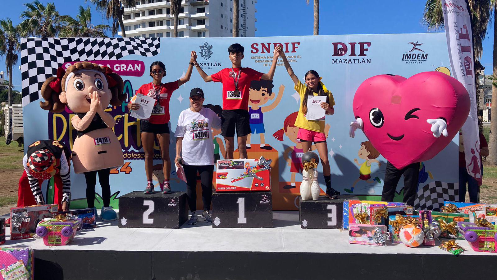 $!Niñas, niños y adolescentes compiten en la Segunda Gran Carrera por los Derechos en Mazatlán