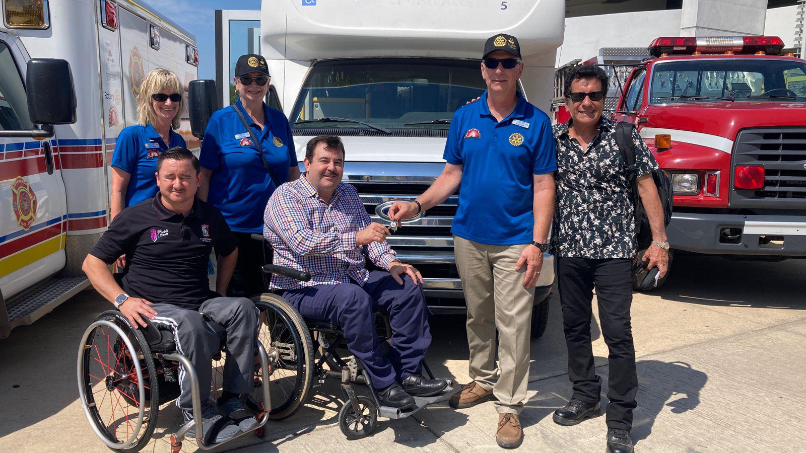 $!Bomberos Veteranos de Mazatlán reciben de manera simbólico donativo de camiones por parte de Rotarios de Canadá