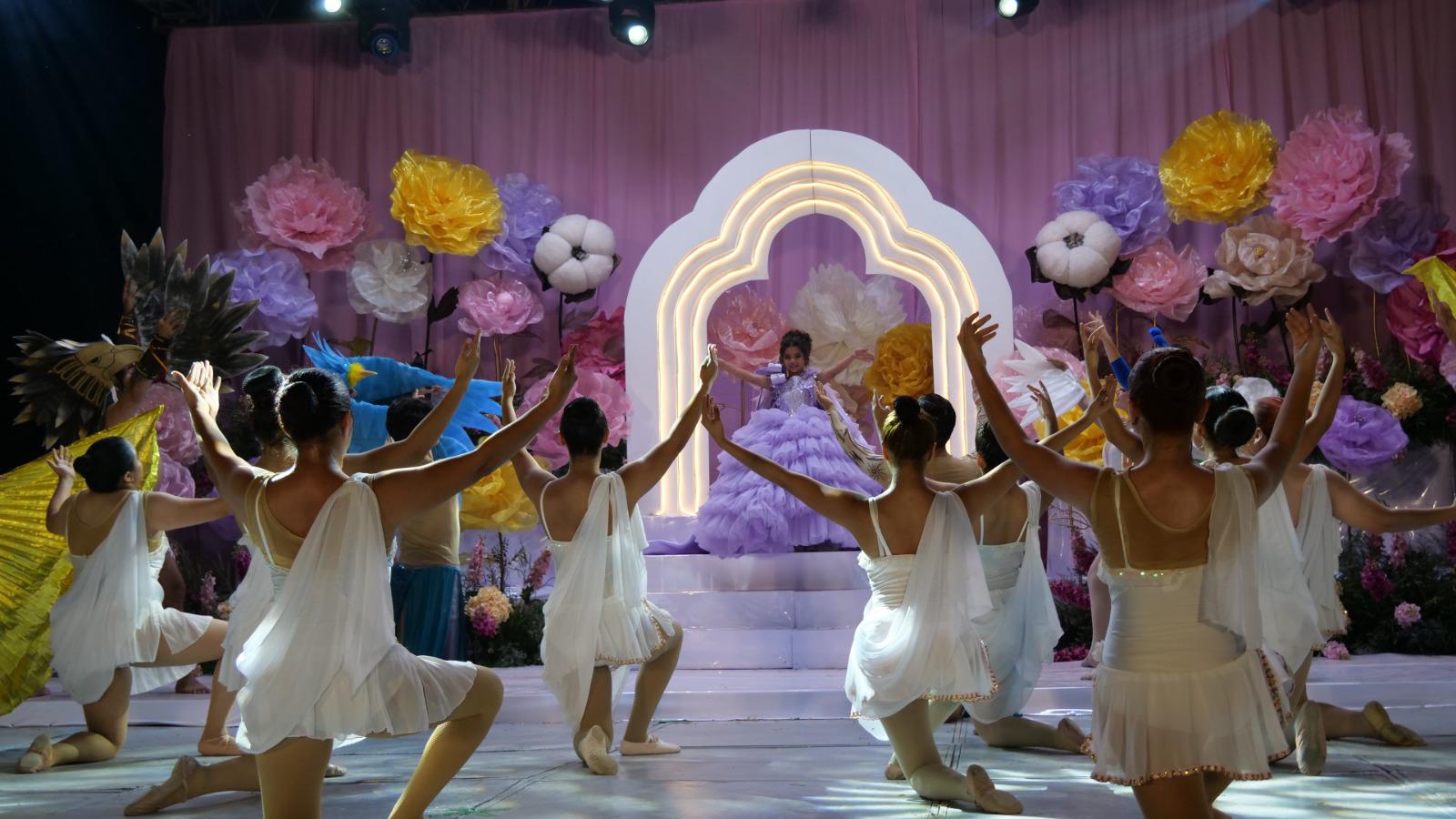 $!Coronan a Alexandra I como Reina Infantil de los Juegos Florales de la Feria en Rosario