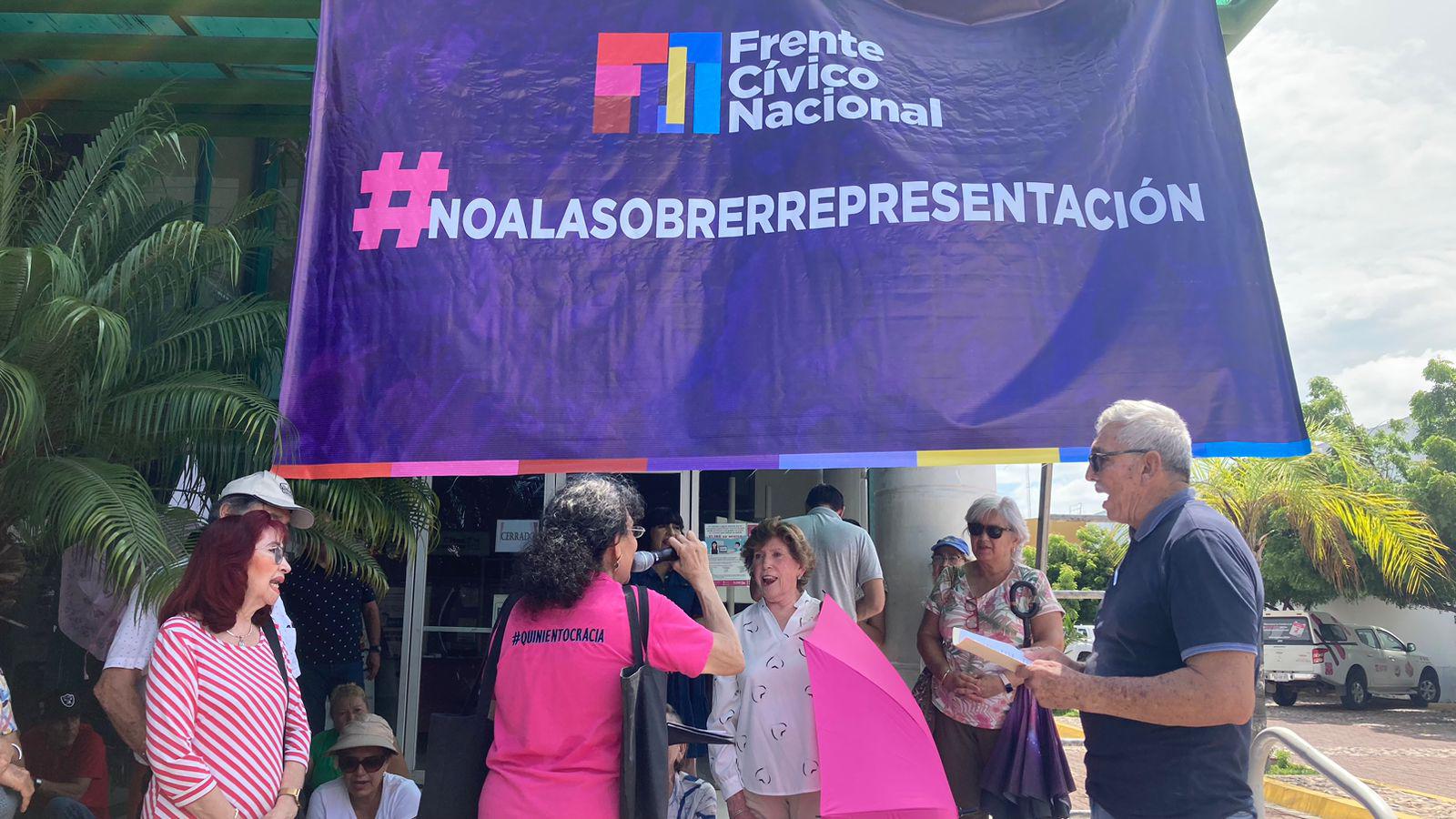 $!Se manifiesta Frente Cívico Nacional en contra de la sobrerrepresentación de Morena en el Congreso