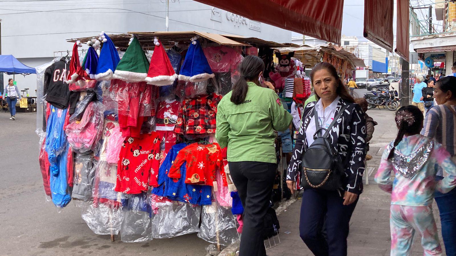 $!Dulces, piñatas, juguetes y suéteres, lo más buscando por los mazatlecos durante la Navidad