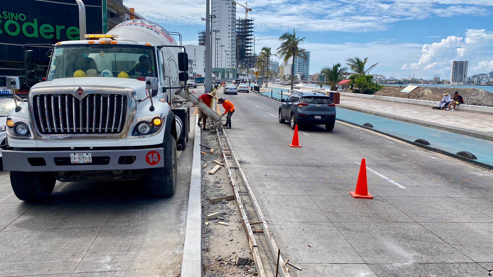 $!Cierra Ayuntamiento seis retornos en la Avenida del Mar; coloca jardineras