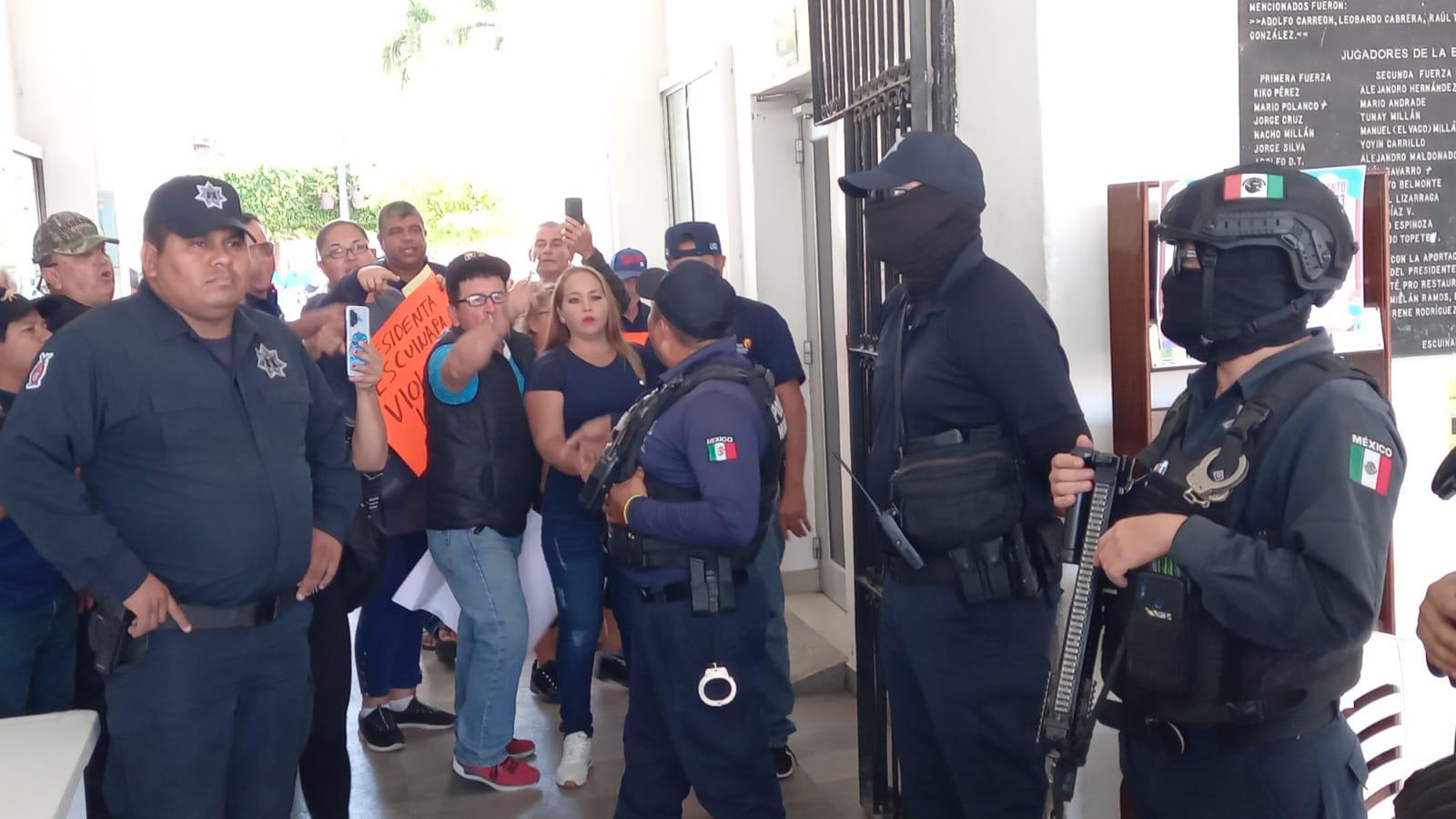 $!Protestan en Escuinapa policías jubilados y los quitan con gas lacrimógeno