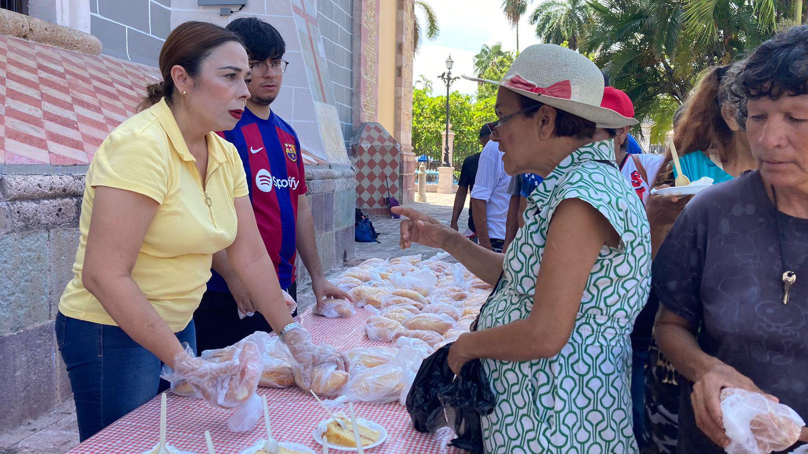 $!Ayuda comedor comunitario en Catedral de Mazatlán a personas sin hogar desde 4 años