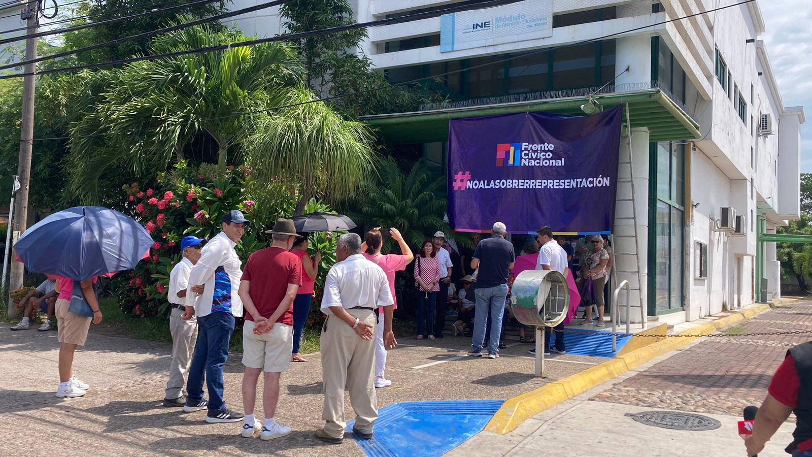 $!Se manifiesta Frente Cívico Nacional en contra de la sobrerrepresentación de Morena en el Congreso