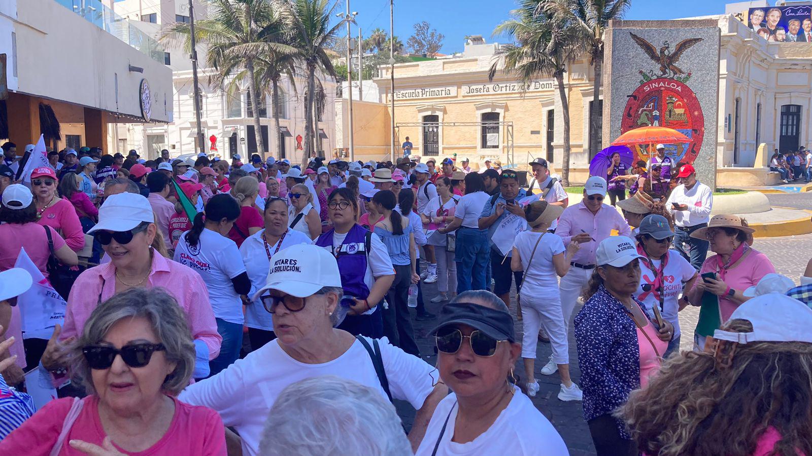 $!Se forma la Marea Rosa en Mazatlán para defender a la democracia