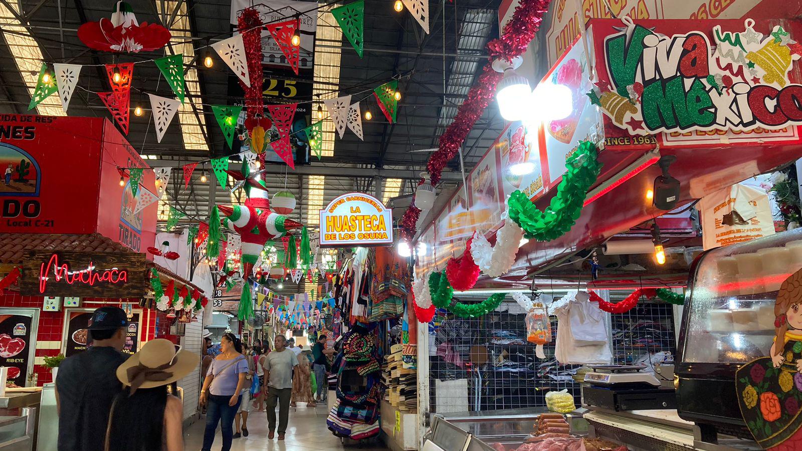 $!Centro de Mazatlán comienza a teñirse de colores patrios con la llegada de septiembre