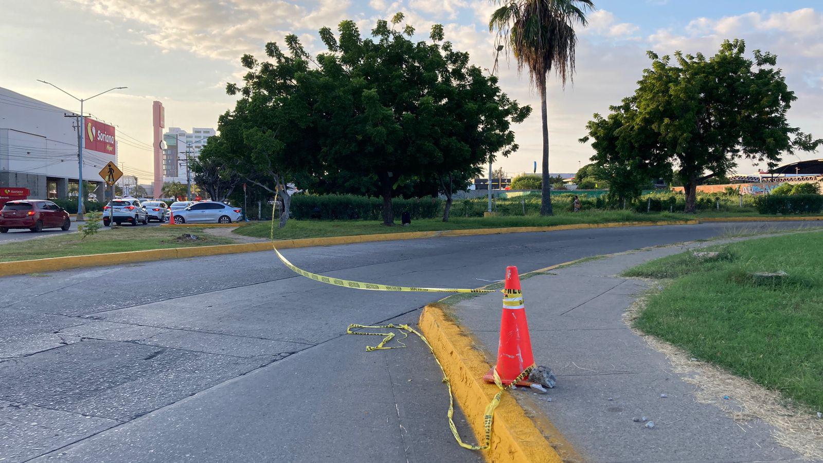 $!Tras ‘ahorcar’ 10 horas la vialidad en la Rafael Buelna, desplazados levantan el bloqueo, en Mazatlán