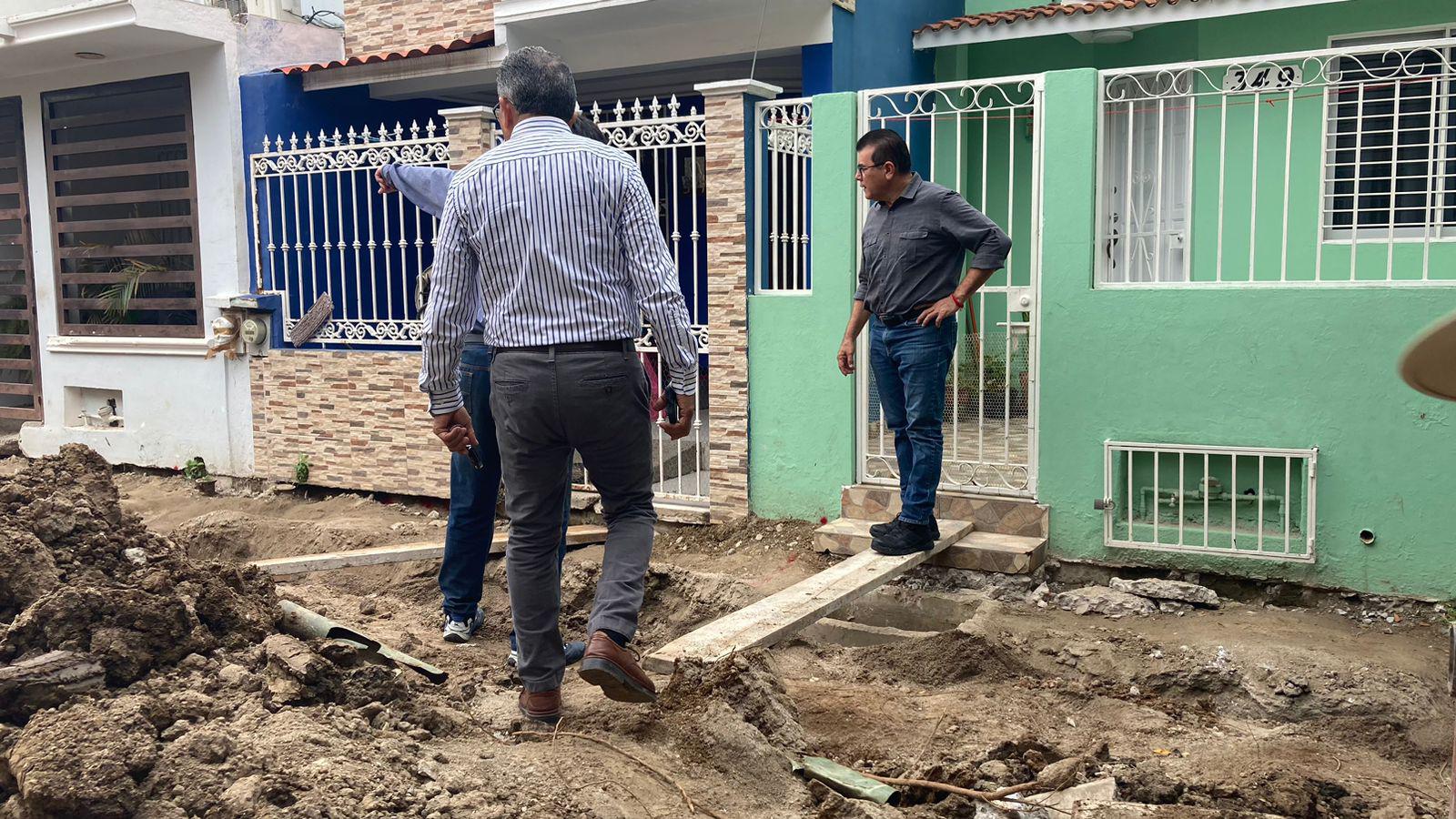 $!Supervisa Alcalde de Mazatlán obra de reposición de red de drenaje en andadores del Infonavit Alarcón