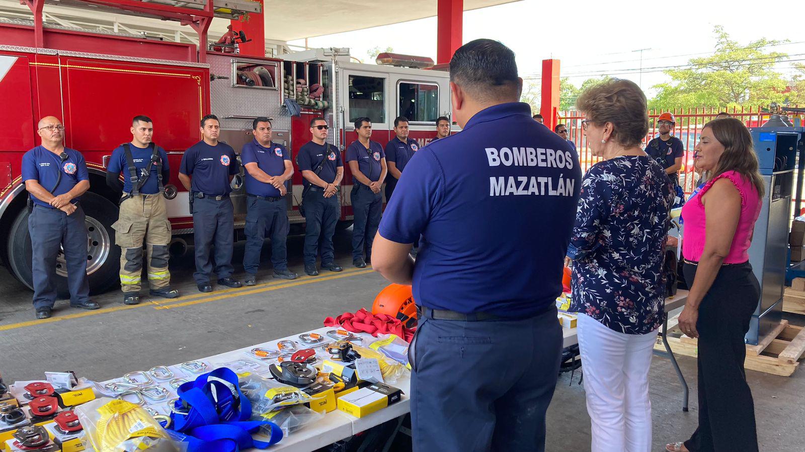 $!Entregan equipo de rescate y compresor por $2 millones al Cuerpo de Bomberos de Mazatlán