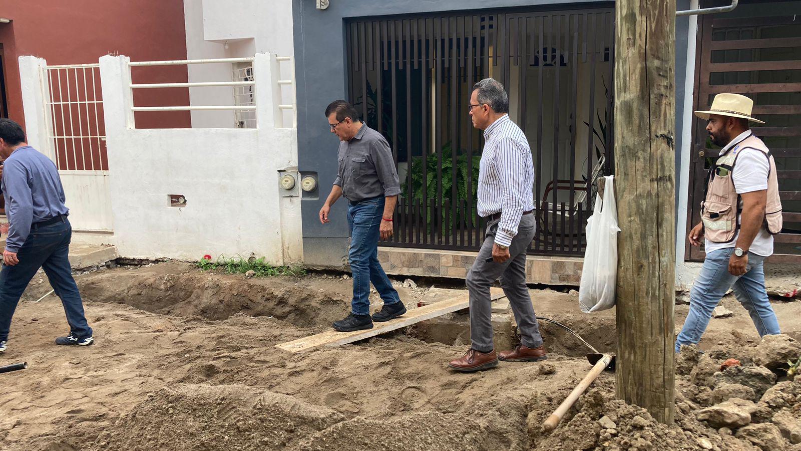 $!Supervisa Alcalde de Mazatlán obra de reposición de red de drenaje en andadores del Infonavit Alarcón