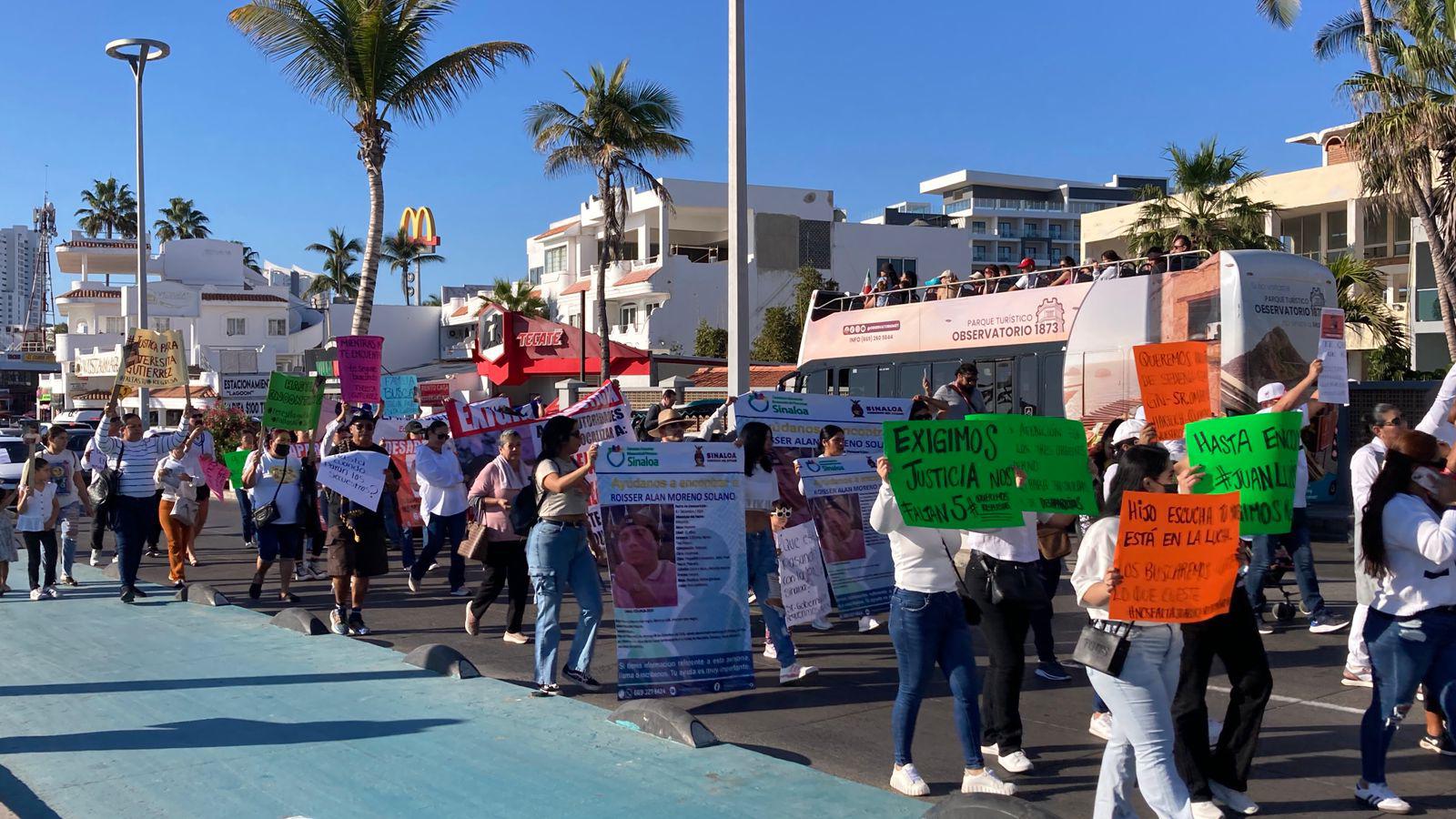 $!Familiares de desaparecidos claman justicia por el malecón de Mazatlán