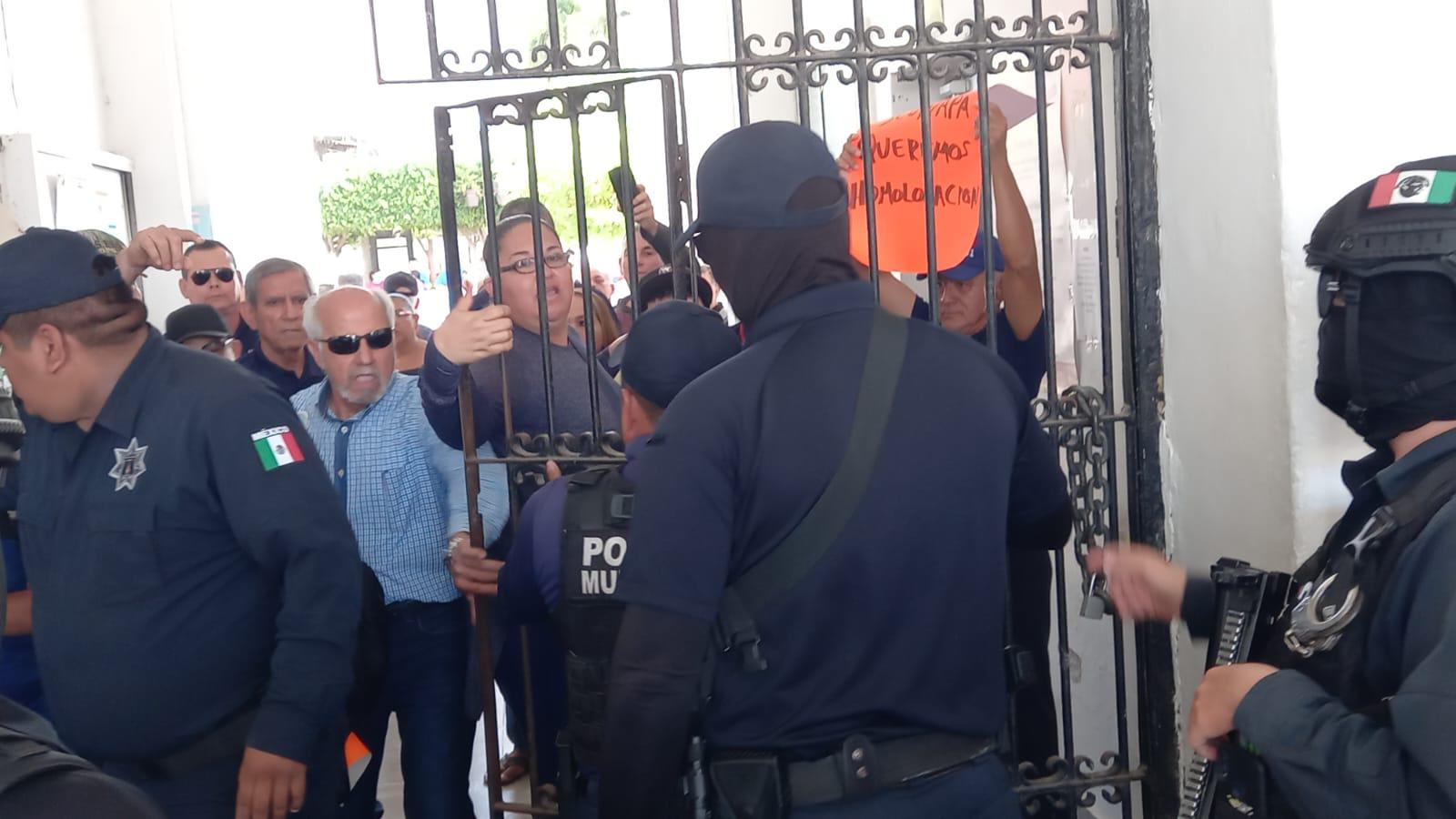 $!Protestan en Escuinapa policías jubilados y los quitan con gas lacrimógeno