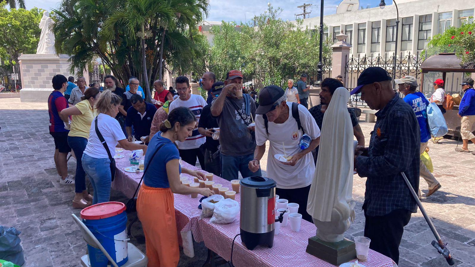 $!Ayuda comedor comunitario en Catedral de Mazatlán a personas sin hogar desde 4 años