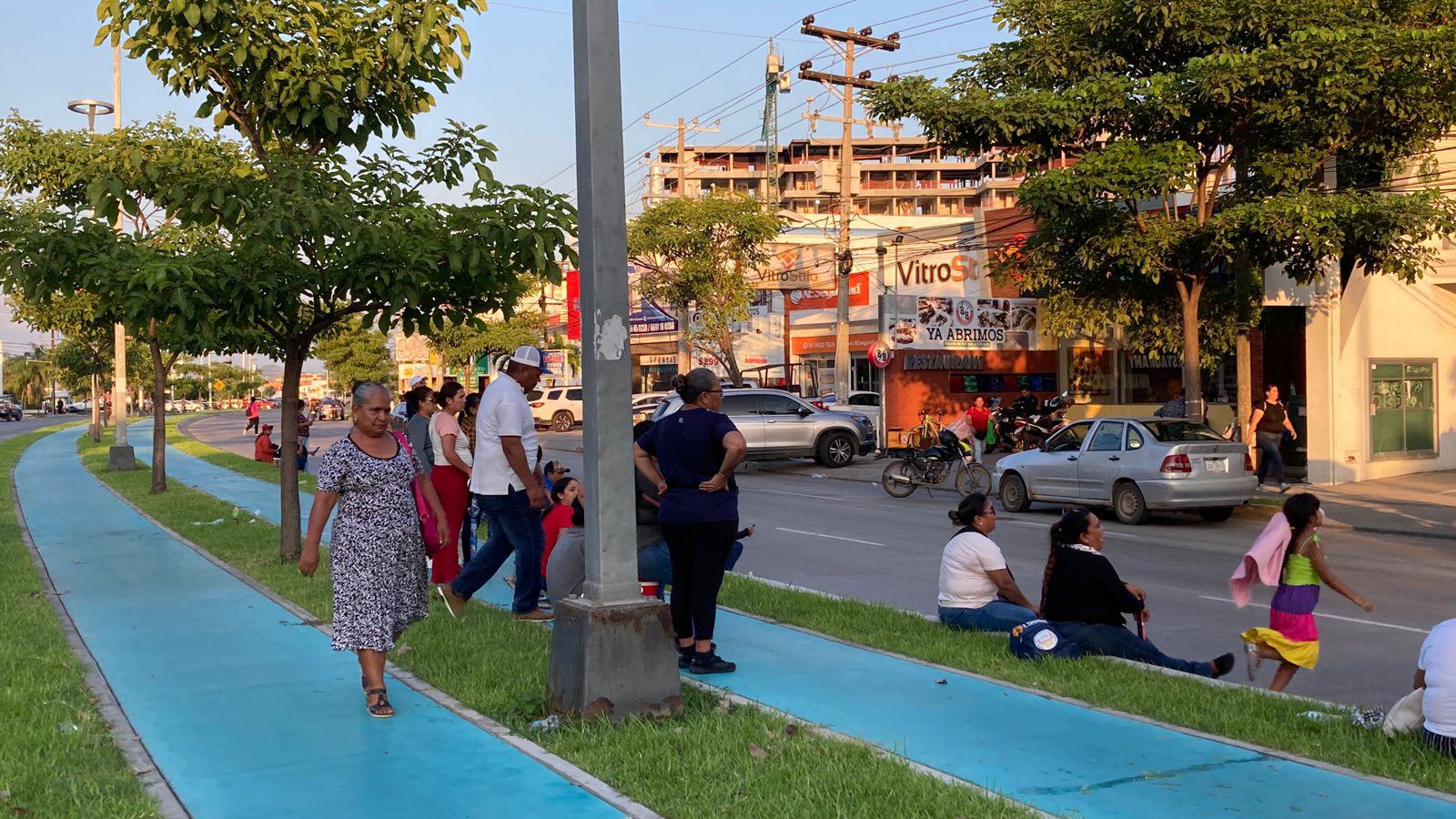 $!Tras ‘ahorcar’ 10 horas la vialidad en la Rafael Buelna, desplazados levantan el bloqueo, en Mazatlán