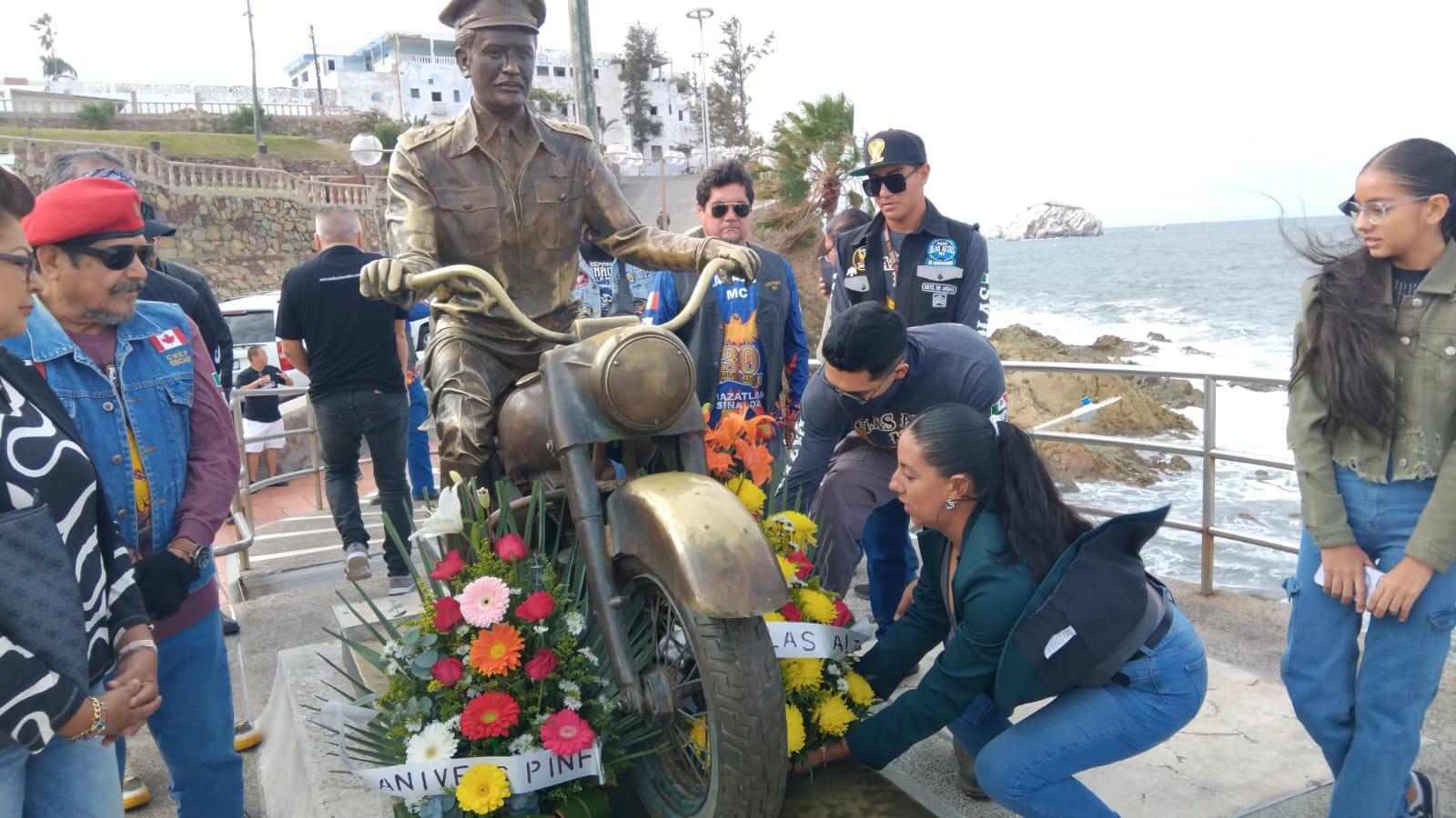 $!Rinden homenaje a Pedro Infante frente al mar por su 107 aniversario de nacimiento