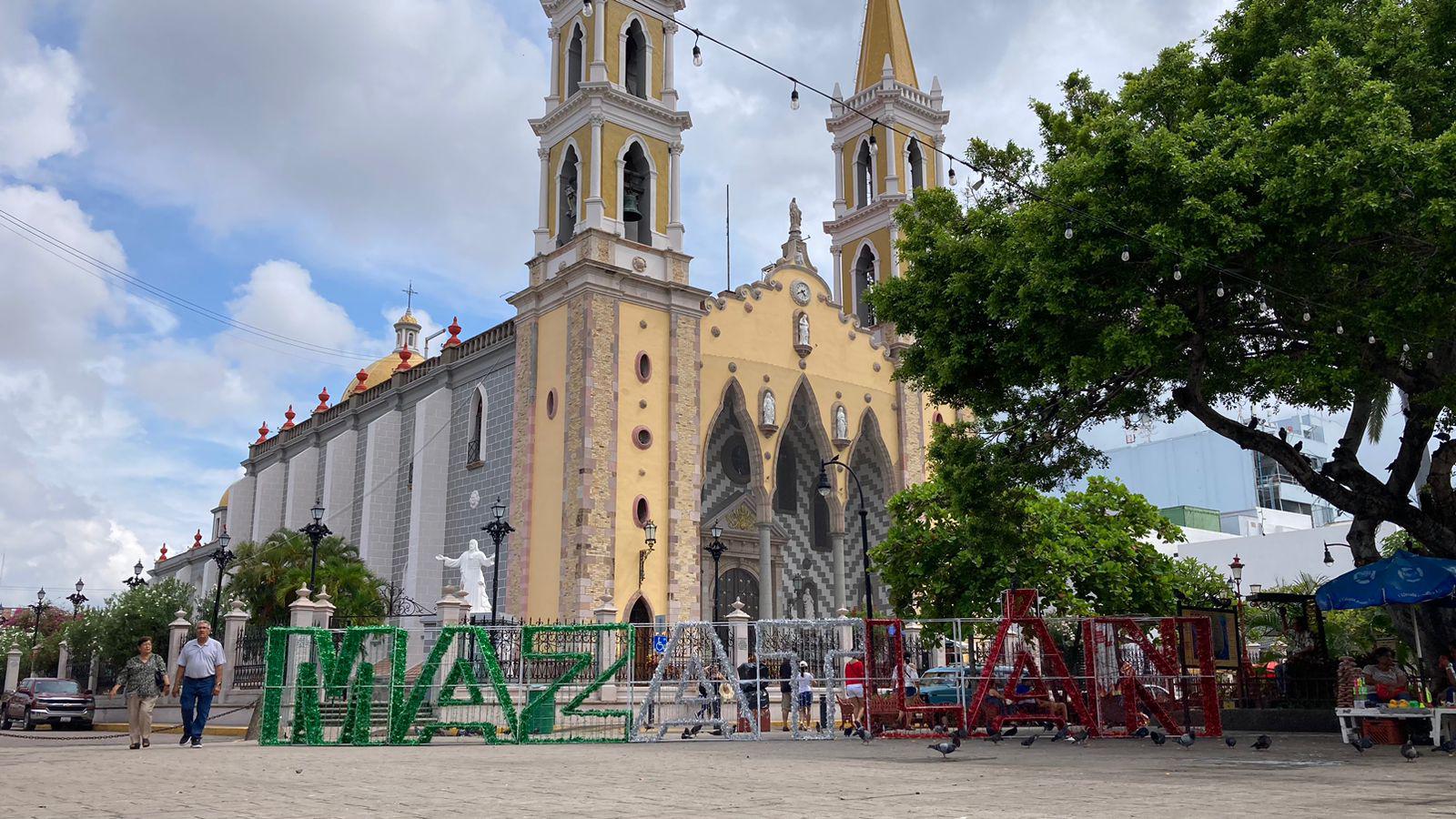 $!Centro de Mazatlán comienza a teñirse de colores patrios con la llegada de septiembre