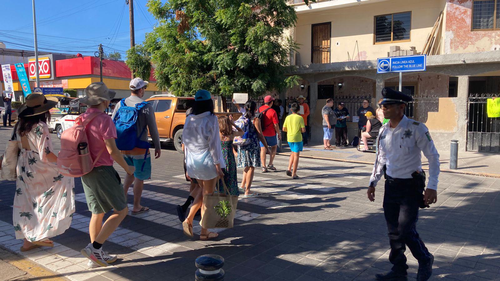 $!Pasajeros del crucero número 100 recorren lugares emblemáticos de Mazatlán