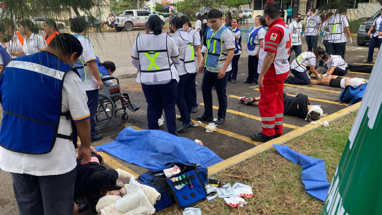 $!Participan cerca de 600 alumnos de facultad de Enfermería en simulacro de incendio de laboratorio